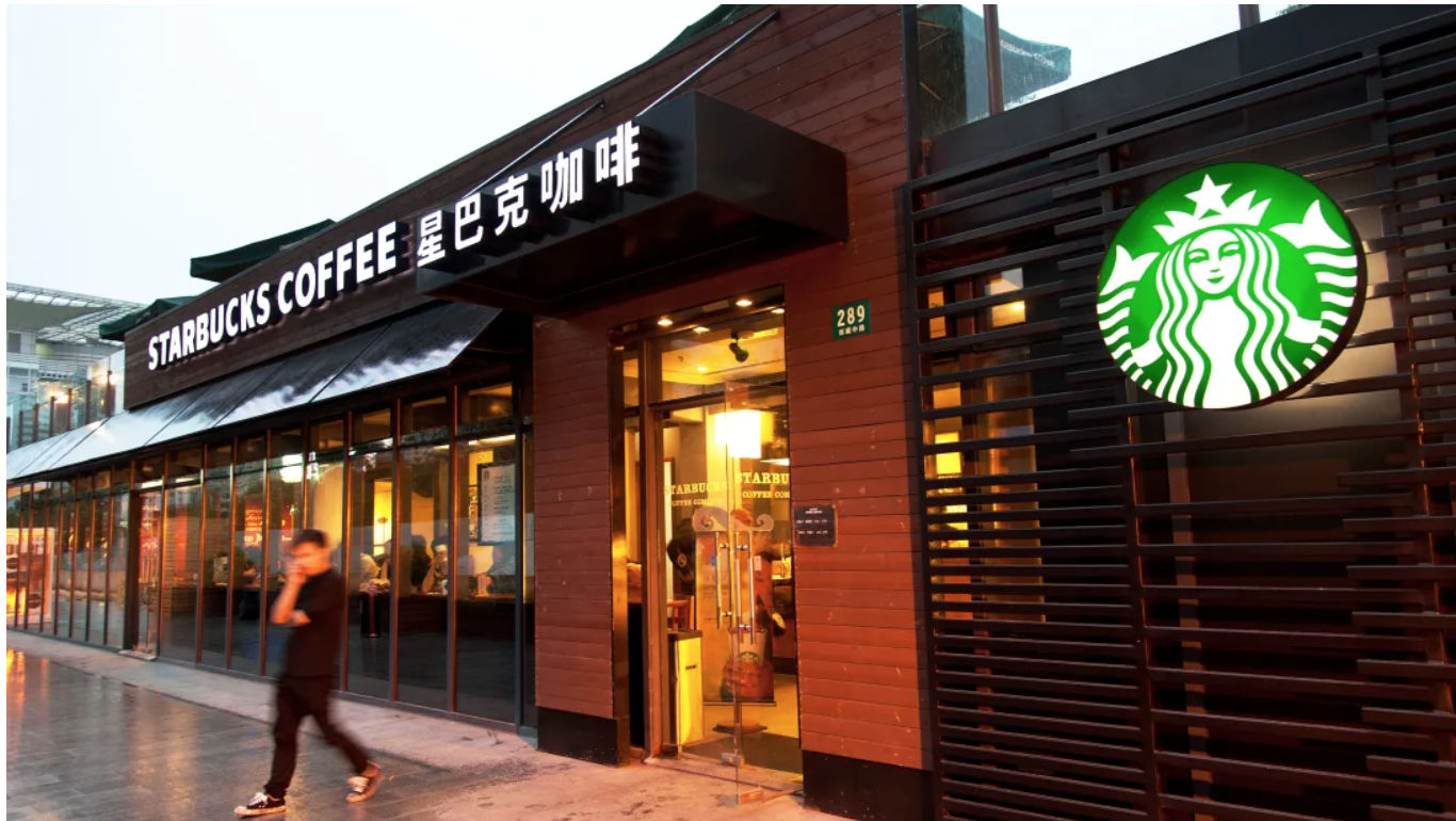 📷Starbucks in China — istock.com/Raisbeckfoto