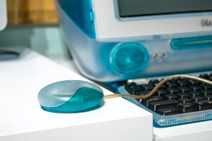 The hockey puck with a Bondi Blue iMac G3 — Courtesy of macfinder.co.uk