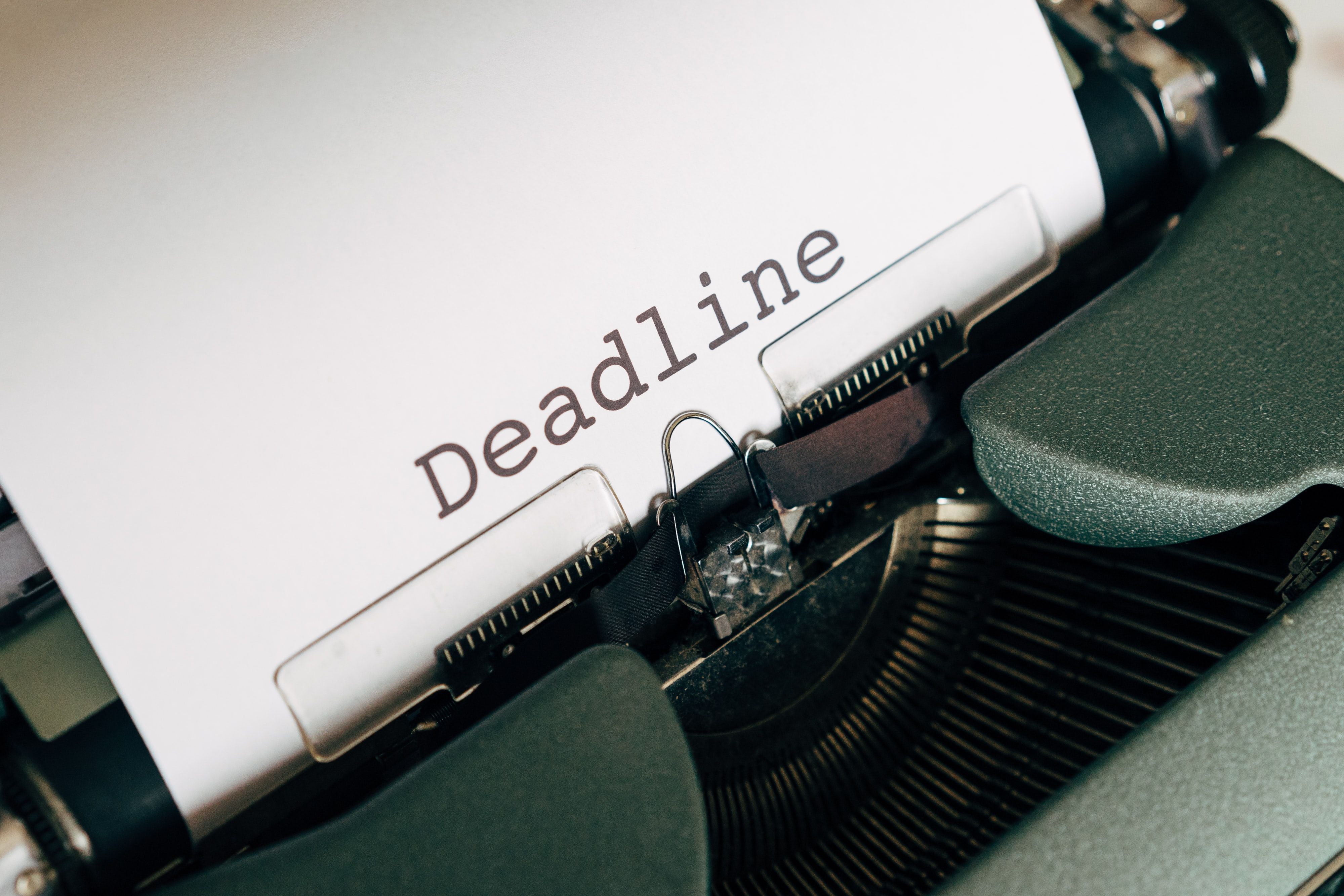 A typewriter with the word “deadline” in the header.